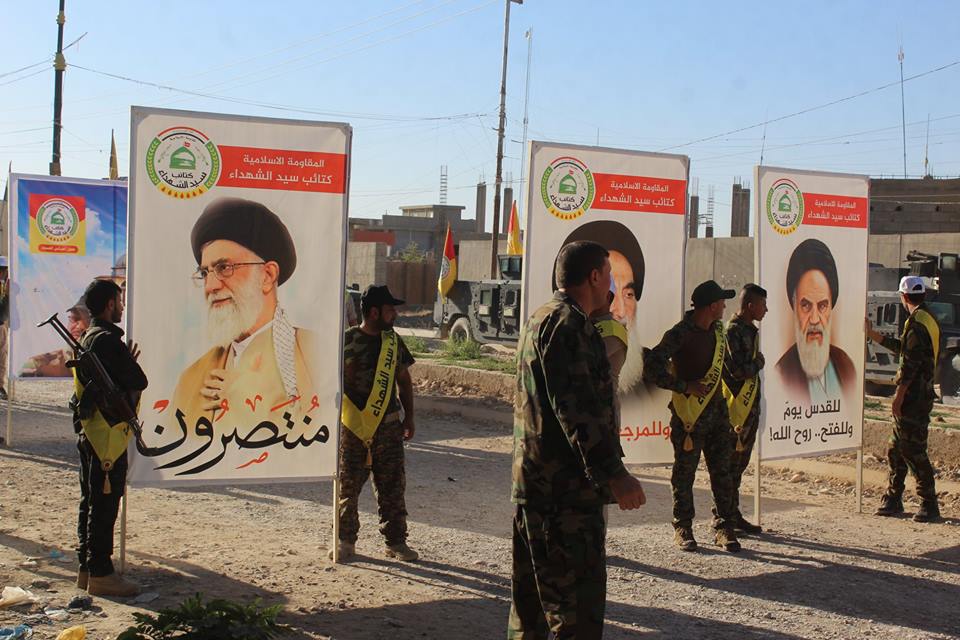 مقاتلون شيعة خلال مسيرة بمناسبة 